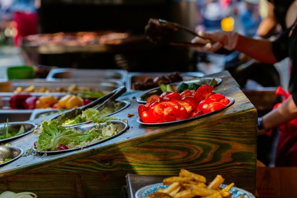 Partager des codes promo pour manger à plusieurs sans se ruiner